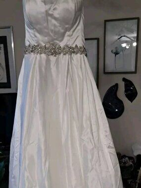 This wedding dress was designed by Alfredo Angelucci.